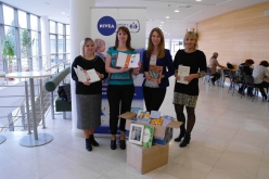 Zástupkyně značky NIVEA předávají knihy do Vítkovické a Městské nemocnice v Ostravě.