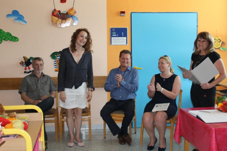 A. Bajaja, M. Hrubešová, M. Adámek a K. Francová s Drahomírou Večerkovou z Domu dětí a mládeže Astra Zlín, která čtení organizuje.