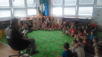 Pan starosta města Velké Němčice čte dětem