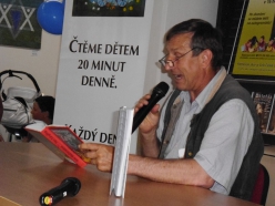 Herec Václav Vydra čte dětem