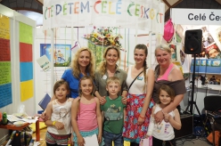 Zpěvačka Eva Kleinová s dětmi, spisovatelka Simona Vlková a Kateřina Försterová CČČD.