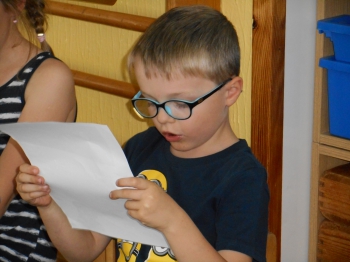 Prvňáčci ze ZŠ Komenského čtou dětem v MŠ