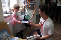 Děti dostaly knižní dárek z nakladatelství Albatros