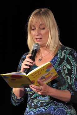Spisovatelka Alena Ježková předčítá ze své knihy Dobrý svět