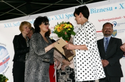 Gen.konzulka PLR v Ostravě Anna Olszewska předává ocenění Evě Katrušákové.