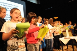 Děti čtou zahajovací báseň od Jiřího Žáčka