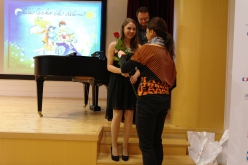 Její krásný zpěv nám rozplakal některé účastníky, ale nezlobíme se - za svůj úchvatný výkon dostane květinku :)