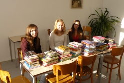 Studentky gymnázia u sbírky knih