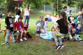 Den dětí: čtení pod pohádkovým stromem Děti dětem