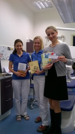 Regionální koordinátorka CČČD Silvie Filová předává knihy zubní lékařce Mirce Jirasové v Praze 10. 