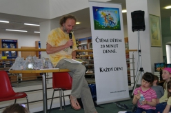 Herec Jaroslav Dušek při čtení dětem