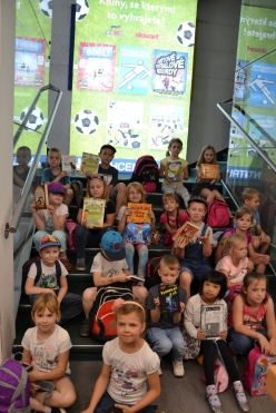 Všechny děti si odnesly krásnou dětskou knížku z nakladatelství Albatros nebo Mladá fronta (Foto: Jana Misiarzová)