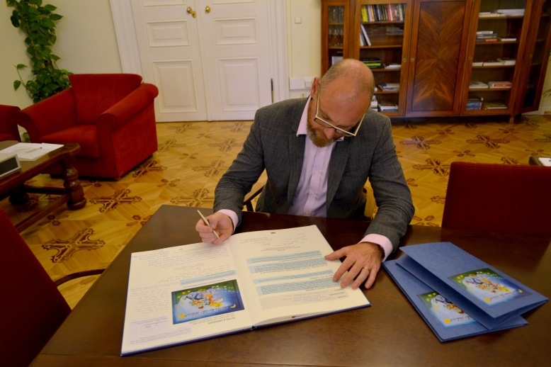 Ministr Plaga při podpisu. 
