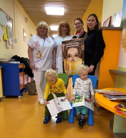 Studentky 1.Lékařské fakulty Univerzity Karlovy předávají knihy na dětském oddělení Urologické kliniky VFN v Praze