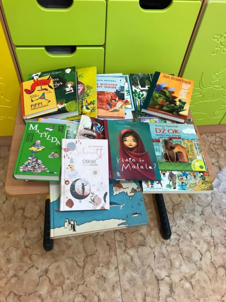 Díky podpoře Generálního konzulátu Polské republiky v Ostravě dostala škola i školka krásné, nové knihy.